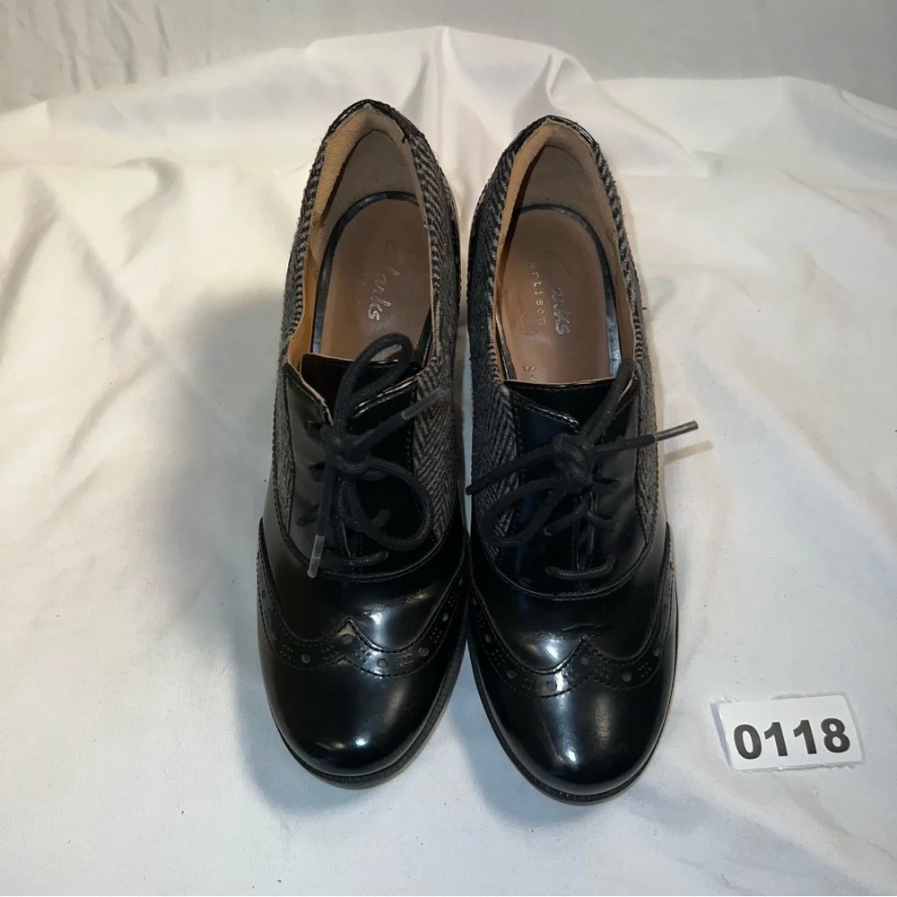 Clarks Artisan Black and Gray Women's Oxford Heels - Picture 2 of 9